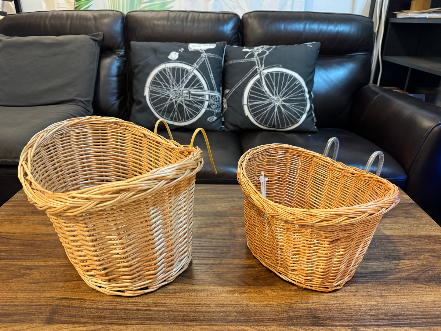 OVAL RATTAN BASKET WITH HOOK (FRONT)