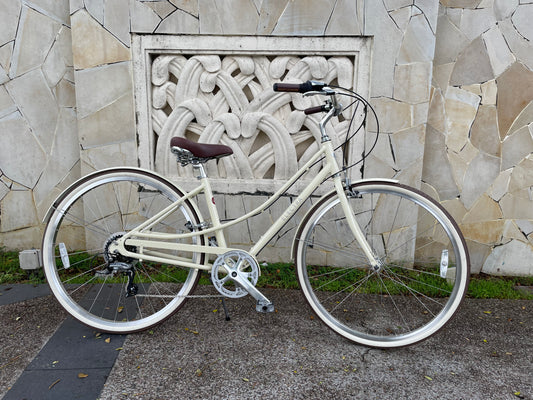 ELECTRA LOFT CLASSIC LADIES CITY BIKE 28 INCH CREAM WHITE 7 SPEED + FREE HEADLIGHT AND BIKE LOCK Q5
