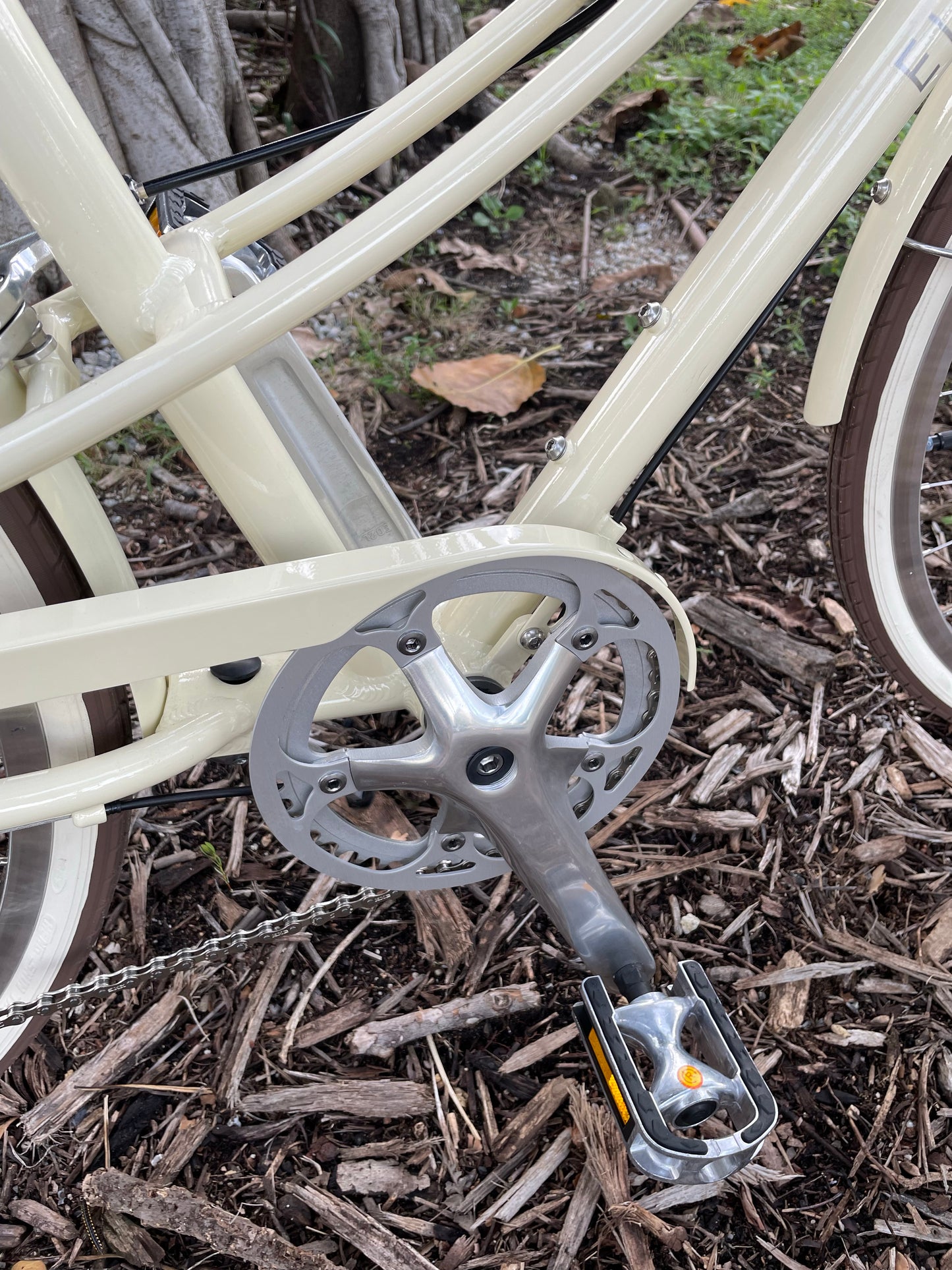 ELECTRA LOFT CLASSIC LADIES CITY BIKE 28 INCH CREAM WHITE 7 SPEED + FREE HEADLIGHT AND BIKE LOCK Q5