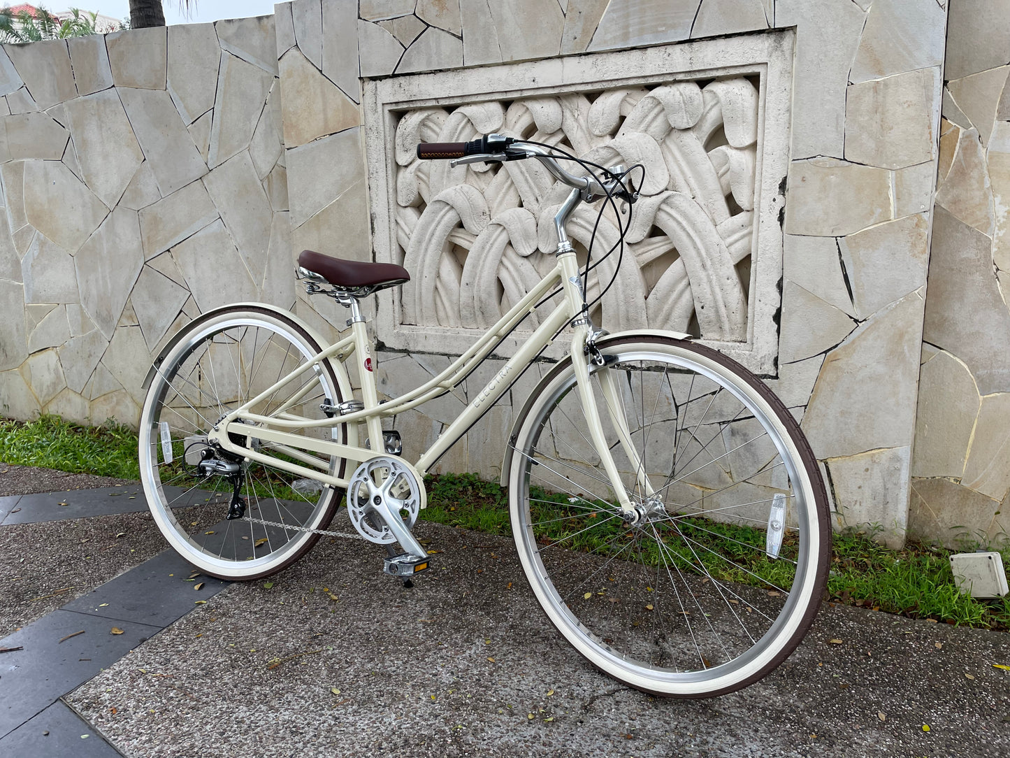 ELECTRA LOFT CLASSIC LADIES CITY BIKE 28 INCH CREAM WHITE 7 SPEED + FREE HEADLIGHT AND BIKE LOCK Q5
