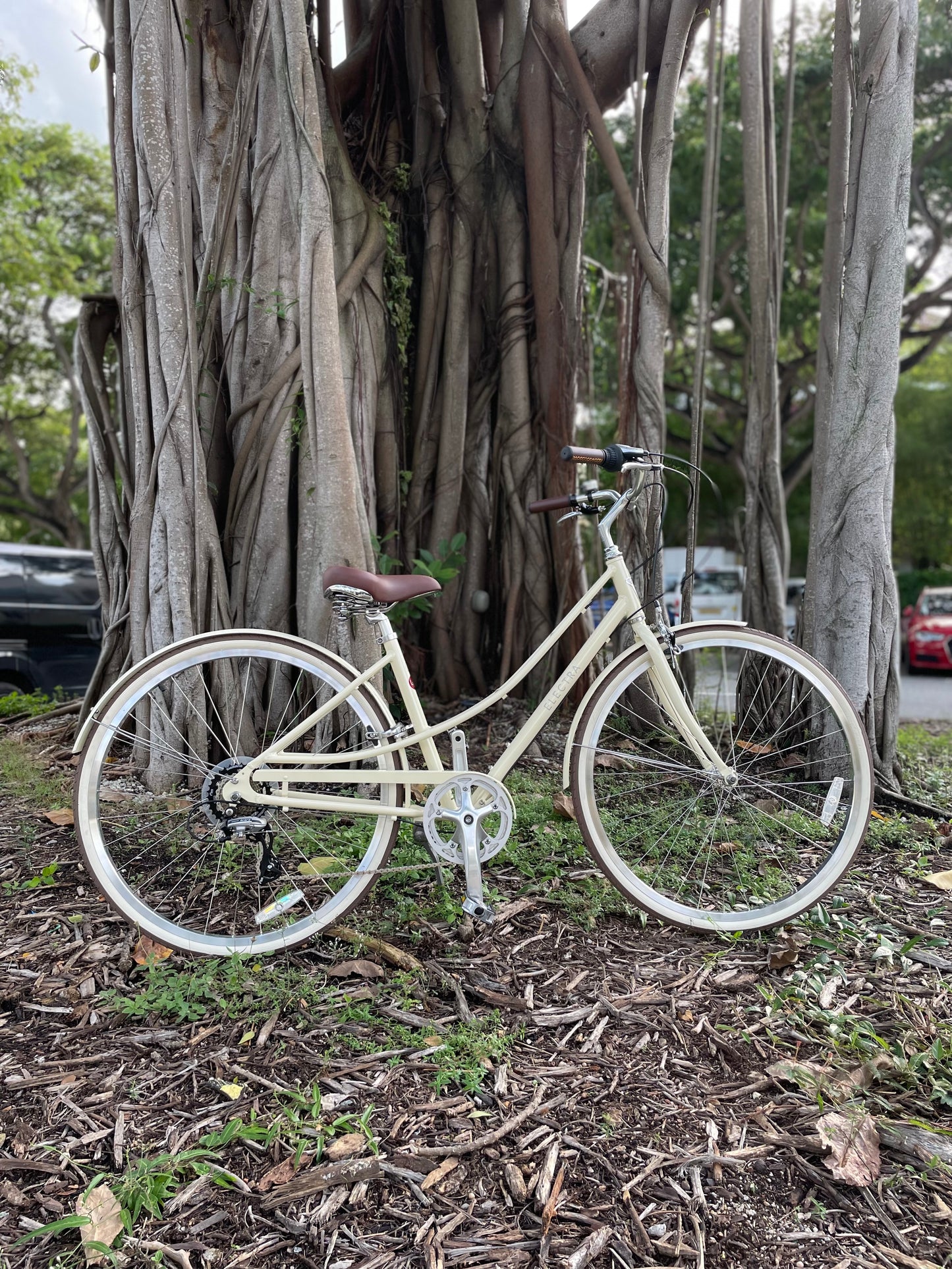 ELECTRA LOFT CLASSIC LADIES CITY BIKE 28 INCH CREAM WHITE 7 SPEED + FREE HEADLIGHT AND BIKE LOCK Q5