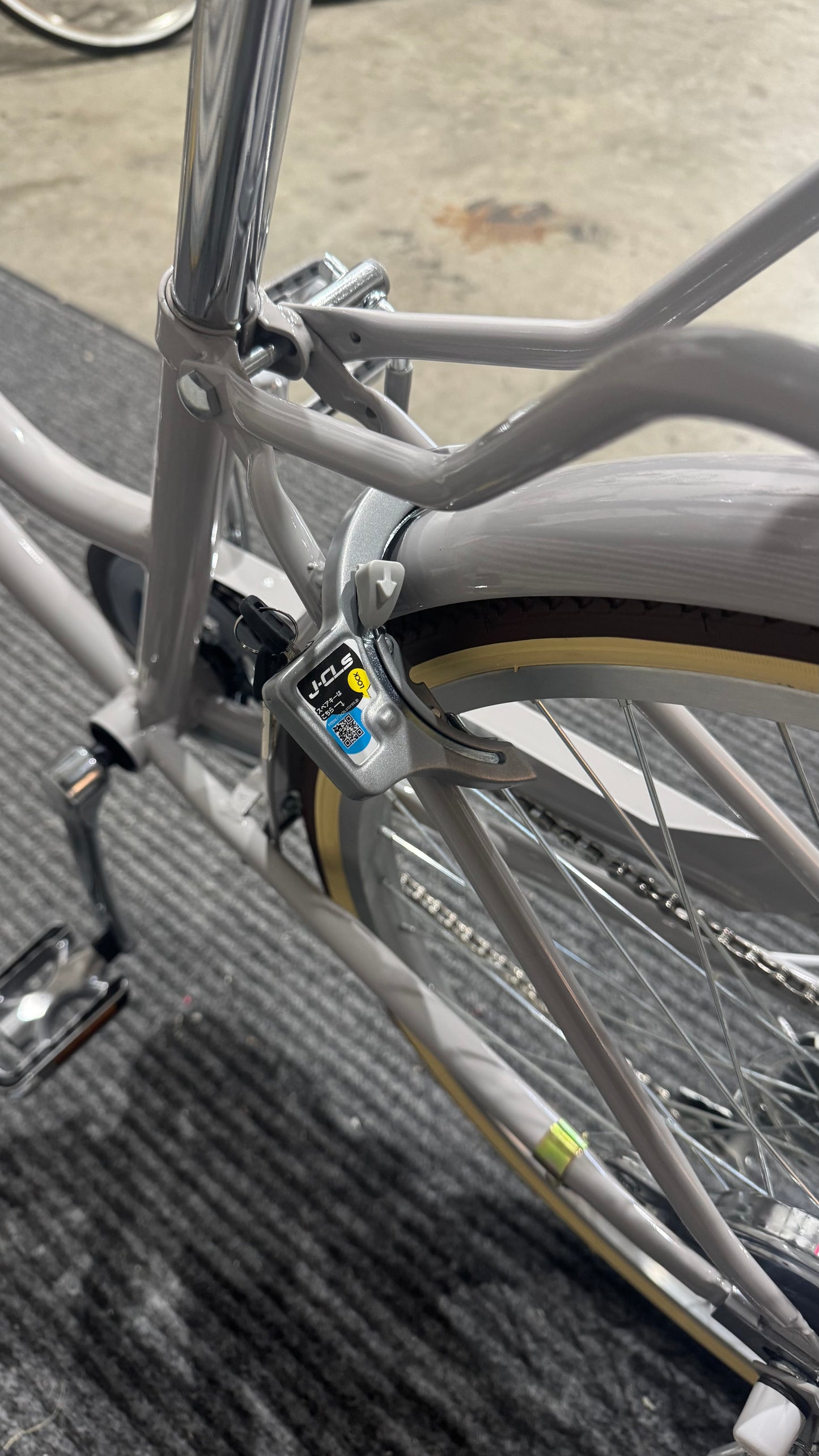 UC26 model City Bike, Gray 26 inch 6 speeds c/w basket and rear rack (preorder available mid Oct)